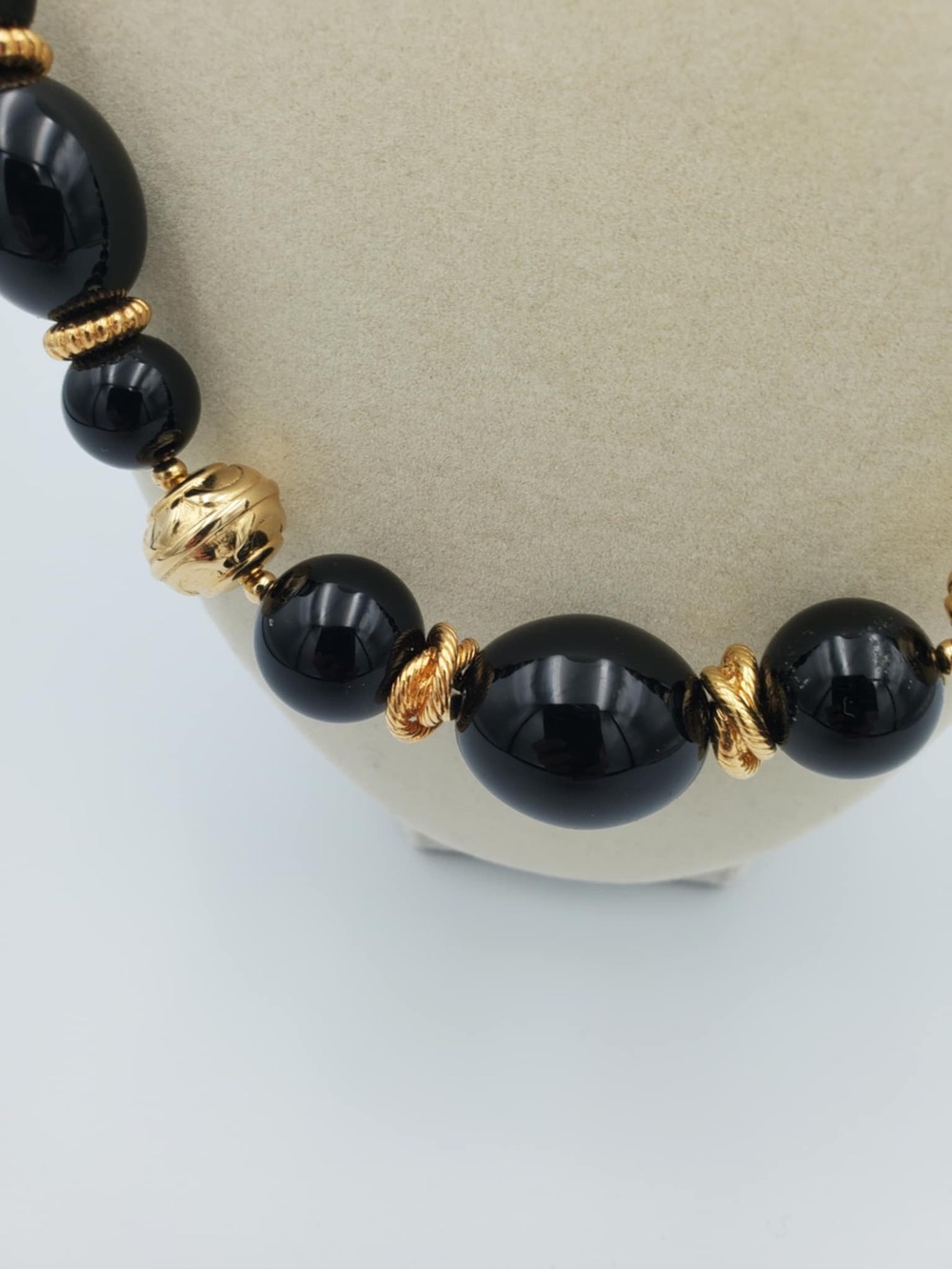 Trifari Branded Black Gold Tone Beaded Vintage Necklace - Picture 2 of 4